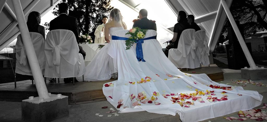 Novios boda en altar